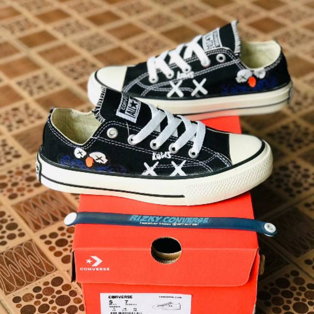 converse x kaws black