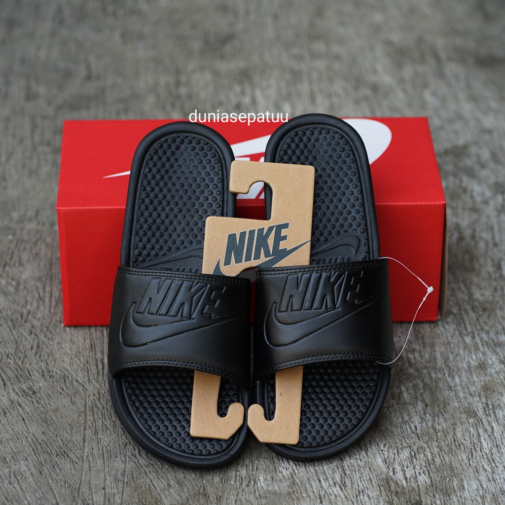 nike benassi triple black