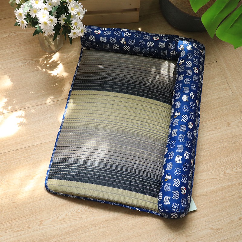 Musim PanasのSangkar Kucing Kucing Sampah Rumput Musim Panas Alas 