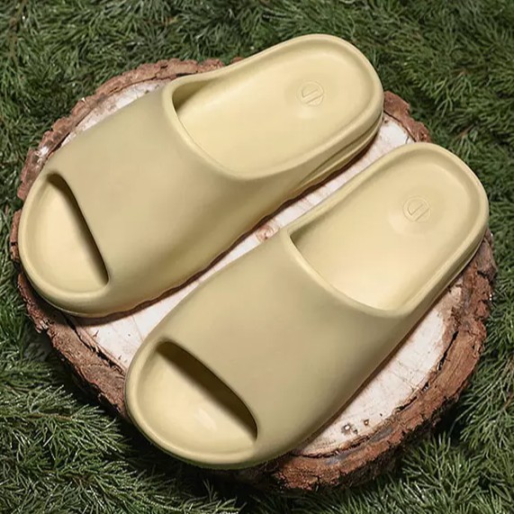 yeezy big slippers
