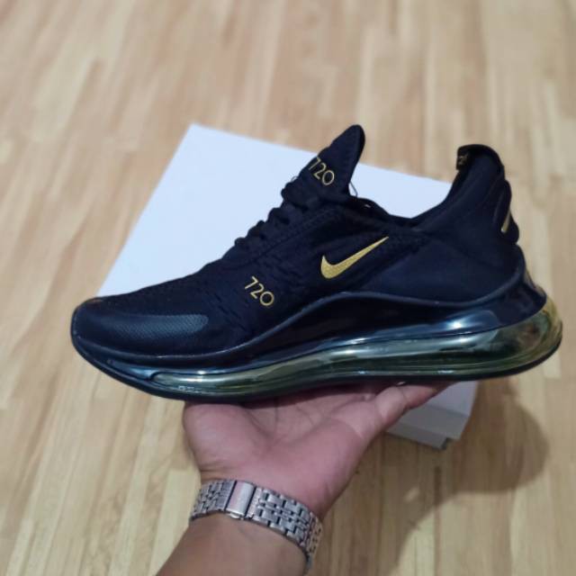 Air max hotsell 720/270 black gold