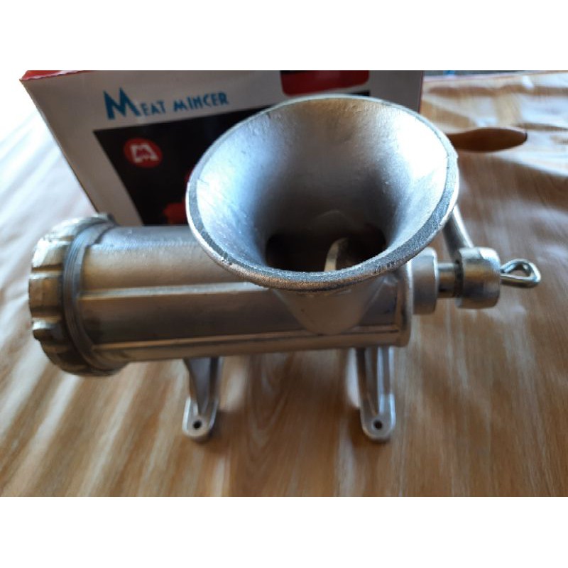 Hand Operated Meat Mincer With Tin Plated Technology. Mesin Pengisar Makanan Dengan Teknologi Tin Plated No.32