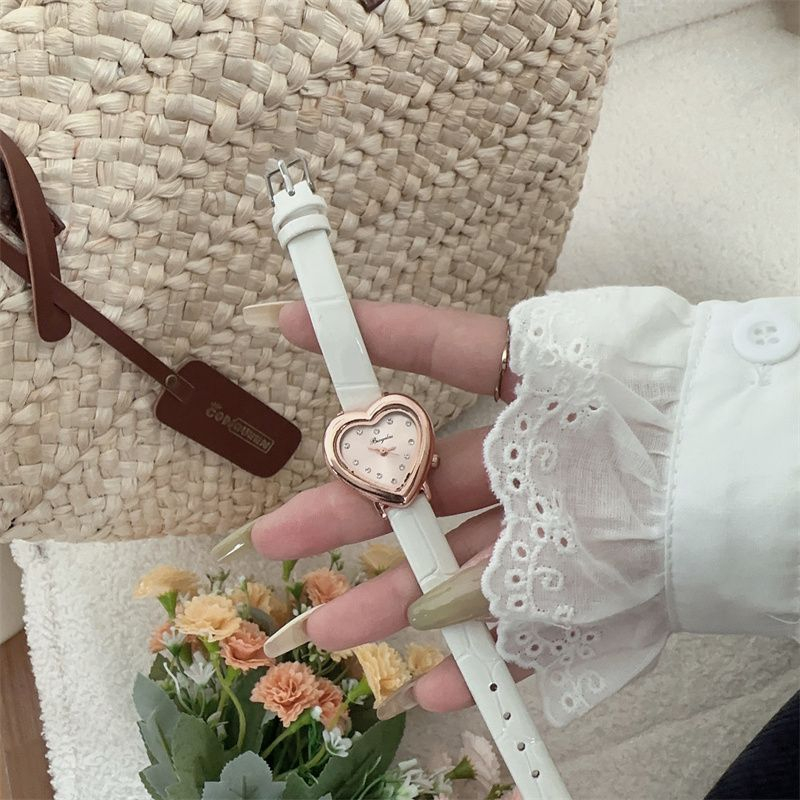 Quartz watch fashionable and caring dial, heart shaped, cute and cute princess watch minimalist Japanese and Korean small and elegant showing a white girl's heart to the publi