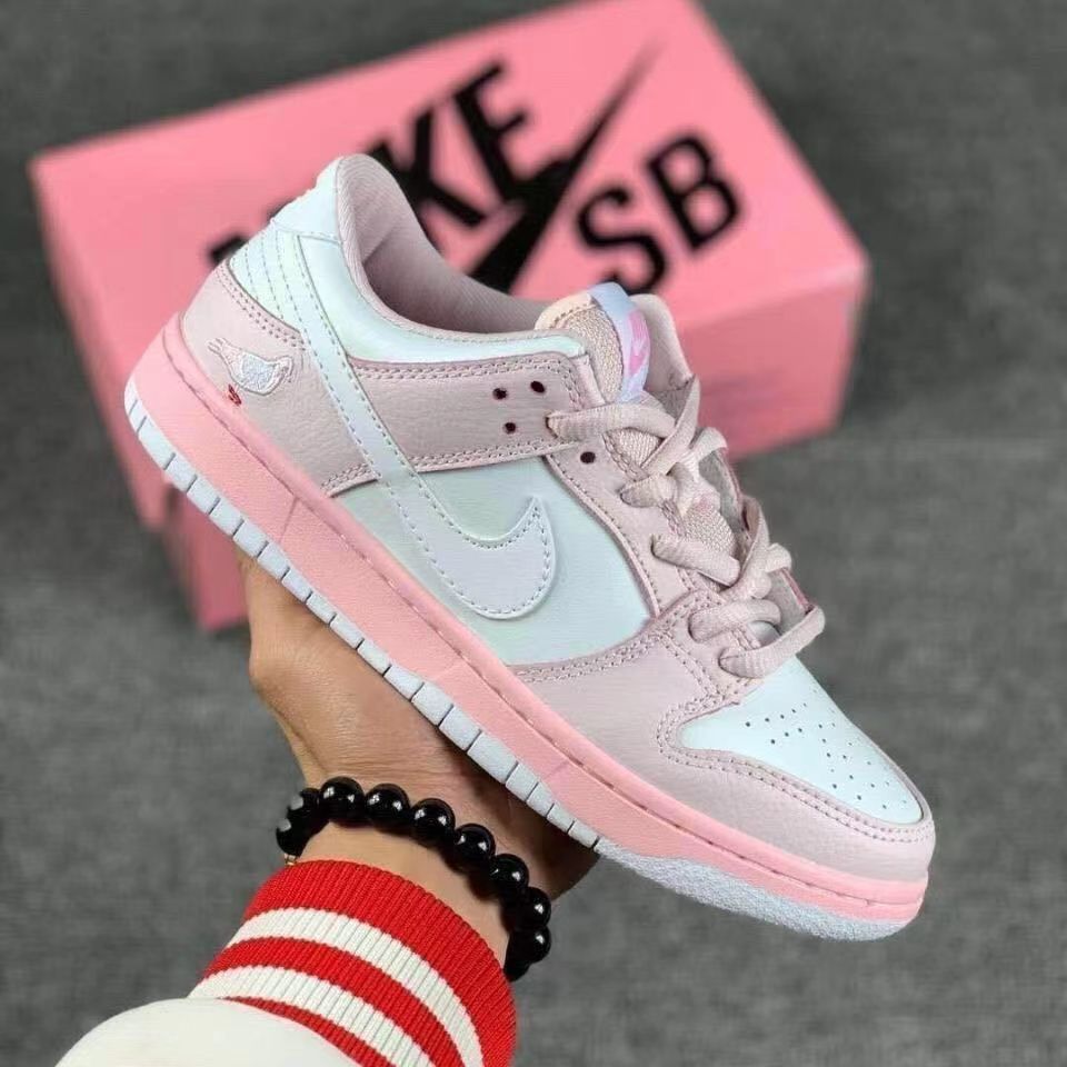 Ready stock new SB Dunk Low Top black and white unisex trendy all-match sneakers pink Pigeon flat casual board shoes