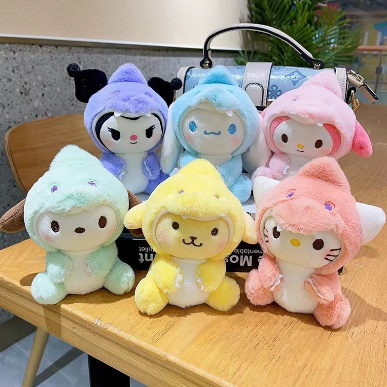 Dinosaurs plush keychain Hello kitty/Cinnamorol/Kuromi/Pochacco/Pom Pom Purin/Melody doll pendant plush toy恐龙库洛米毛绒挂件美乐蒂娃娃公仔玉桂狗玩偶钥匙扣毛绒玩具