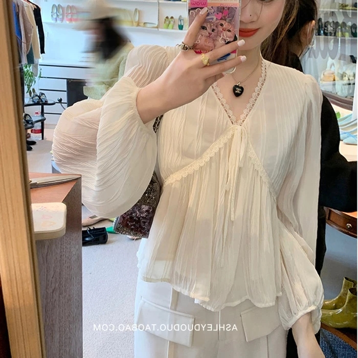 (Ready Stock) Korea Women Fashion retro loose casual long sleeve v neck lace blouse