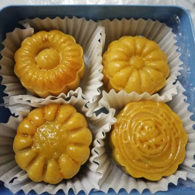 KUIH BULAN HALAL (ADA TELUR MASIN)/HALAL MOONCAKE WITH ...