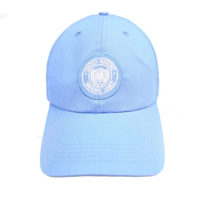 un baseball cap