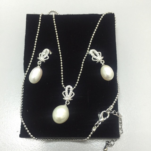 Pearl Earings & Necklace