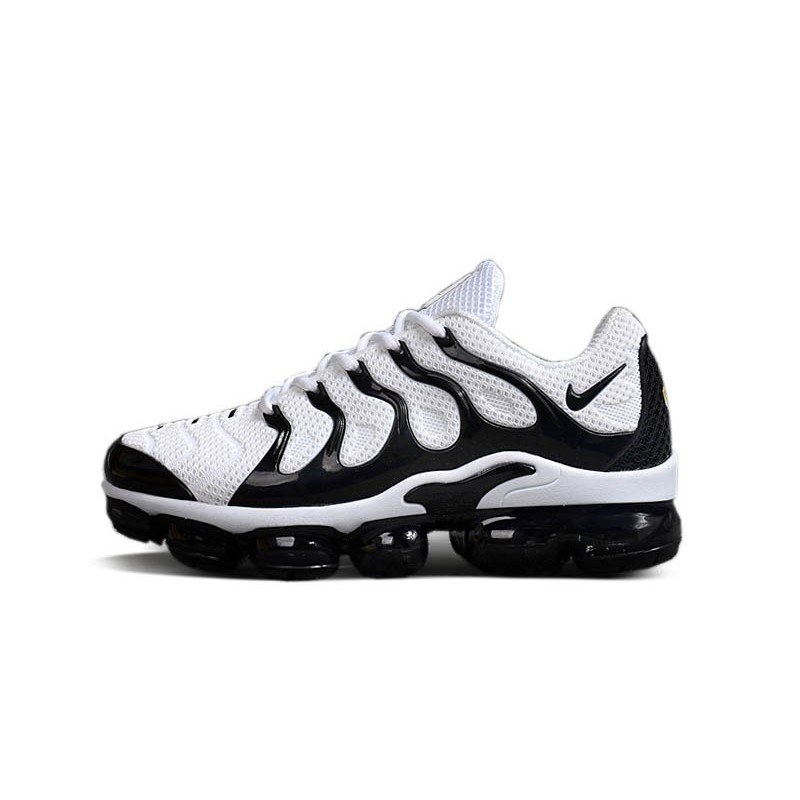 air max vapormax plus black and white