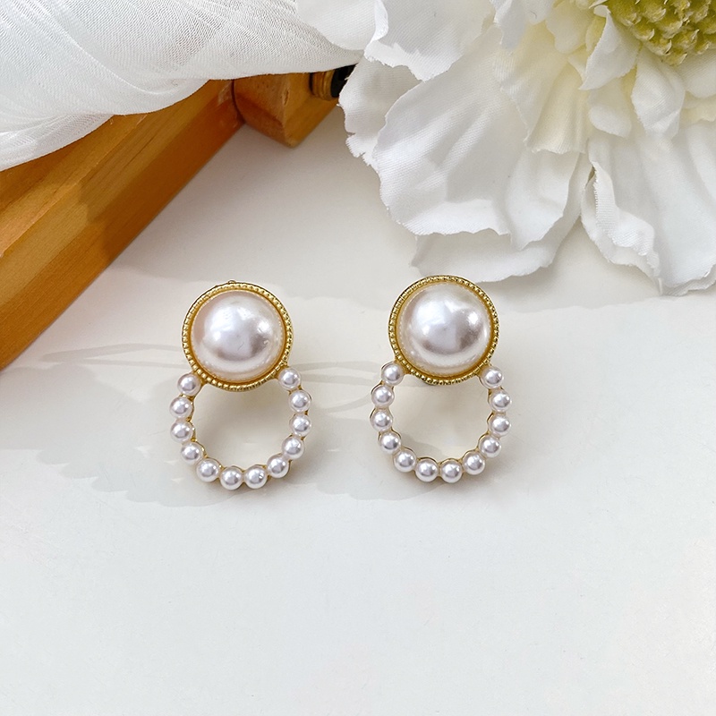 Types Of Earring Fastenings KLENOTA | A Row Of Pearl Ear Clips Without ...