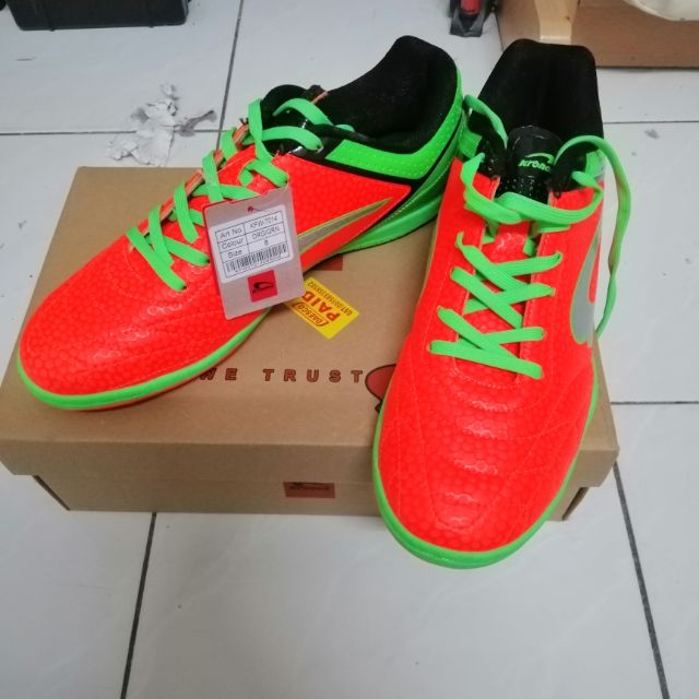 kasut futsal kronos