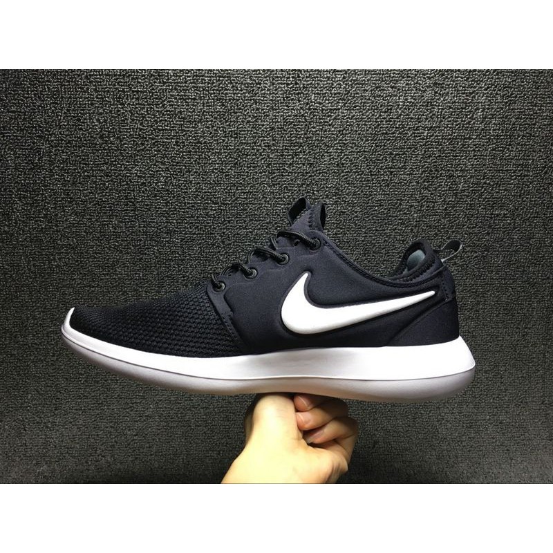 nike roshe two men