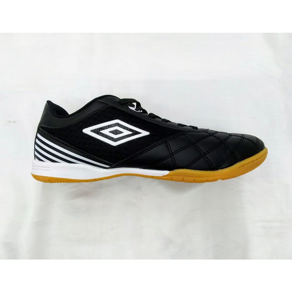 kasut futsal umbro