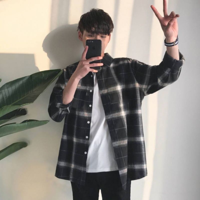 Kemeja Kotak-kotak Hitam Dan Putih Gaya Hong Kong Lelaki Lengan Panjang Versi Korea Retro Bf Jaket Chic Pasangan Baju Merah/Black And White Plaid Shirt Hong Kong Style Men's Long-Sleeved Korean Versio