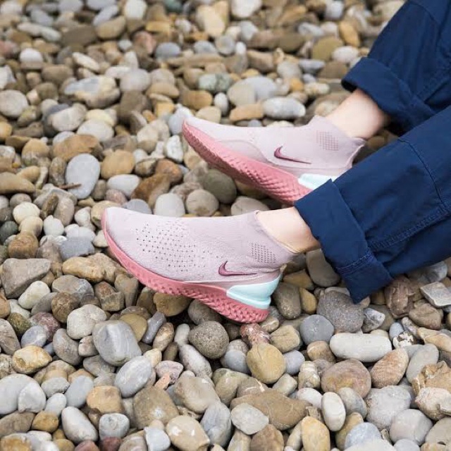 nike rise react flyknit pink