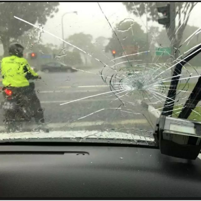 cermin kereta retak panjang