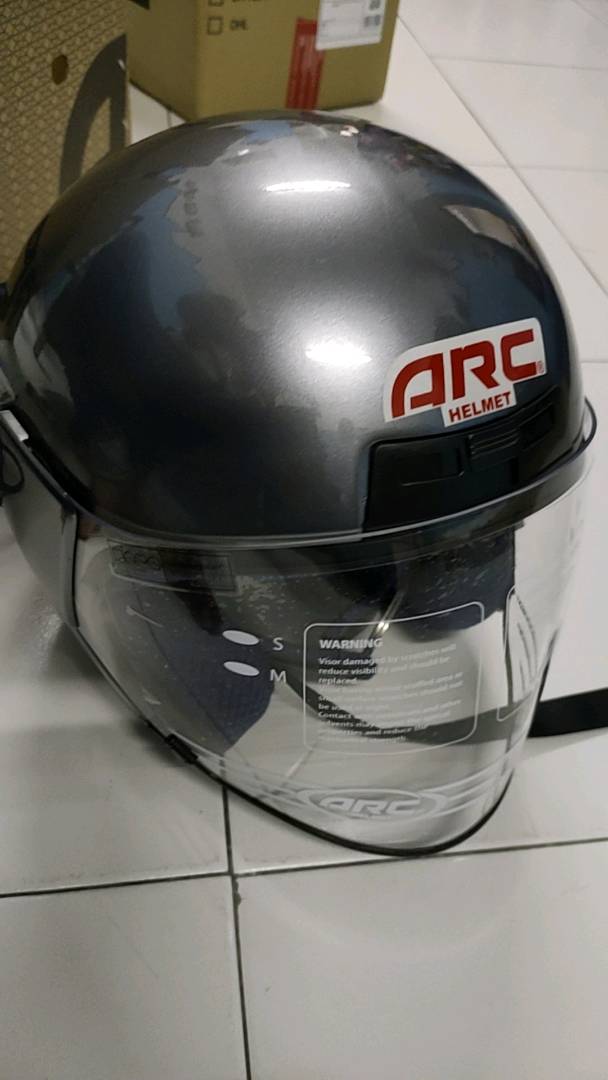 helmet arc warna kelabu Virginia Alsop