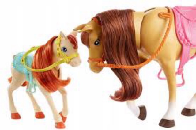 barbie hugs n horses playset