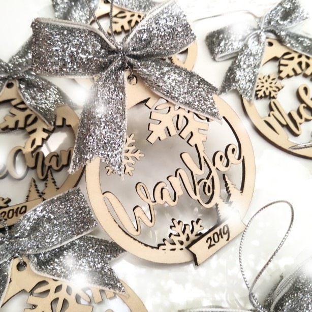 Personalized name round wooden Christmas bauble, personalized xmas ornament, snowflakes ornaments, christmas bauble name