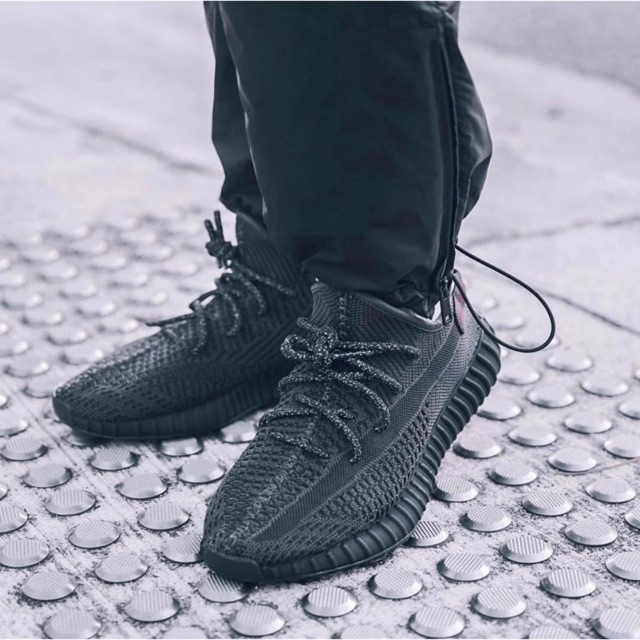 yeezy 350 v2 triple black reflective