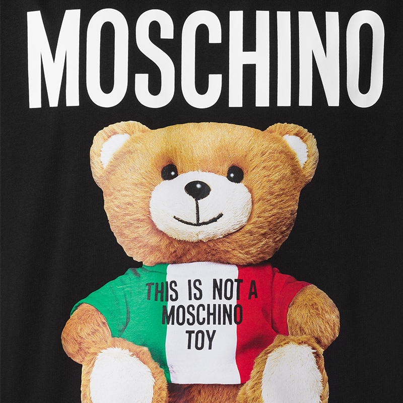 Áo thun in hình gấu Moschino mùa xuân/hạ cho nam là một sự lựa chọn không thể bỏ qua cho những người yêu thích thương hiệu Moschino và style thời trang đầy cá tính. Nhấn vào ảnh để xem ngay những thiết kế đẹp mắt này!