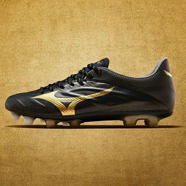 kasut bola mizuno