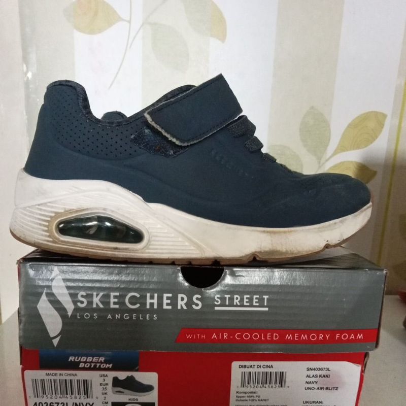 Preloved SKECHERS street kids shoes Size 35