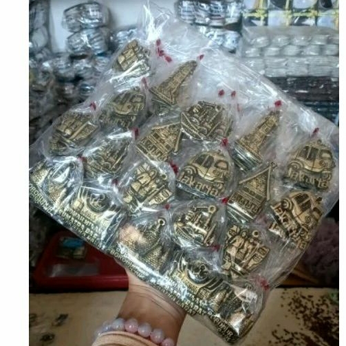 GANTUNGAN (100pcs) Indonesian Keychain Souvenirs, icon sumatra, batakhouse, borobudur,, gadang clock etc.