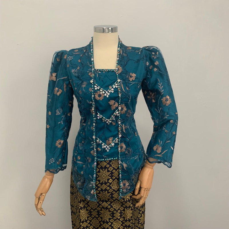 KUTUBARU FLOWER KEBAYA INCLUDING LINEN AND SEQUINS