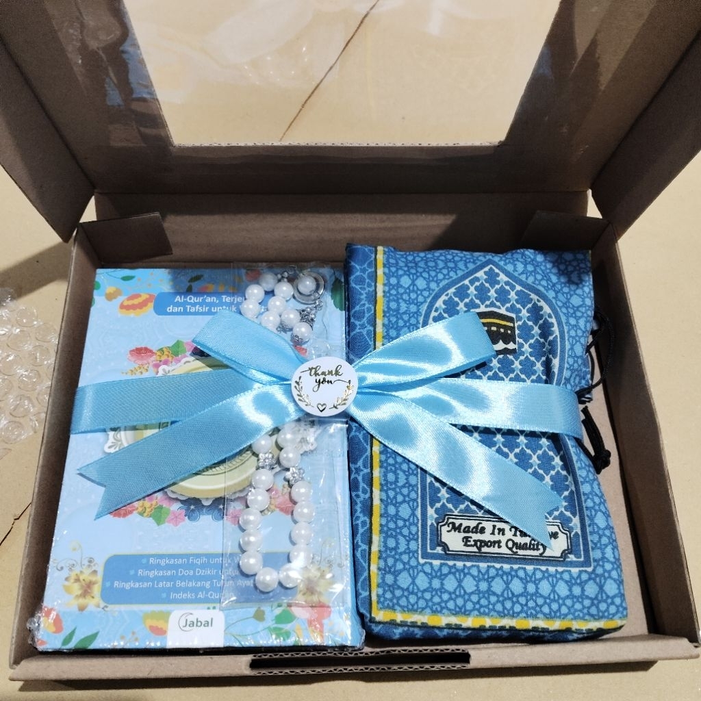 Hampers Gift Souvenirs Al quran Prayer Rugs and Prayer Beads + Box
