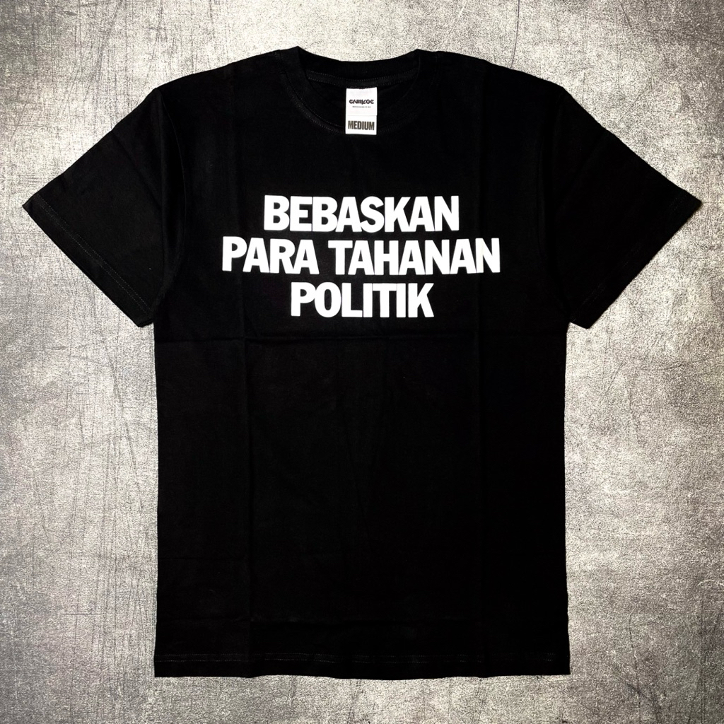 BENEFIT T-shirt FREE POLITICAL RESISTANCE Official Merchandise