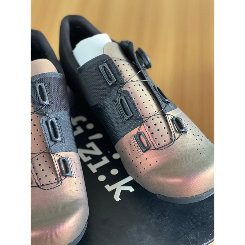 FIZIK TEMPO OVERCURVE R4 IRIDISCENT WIDE SPECIAL COLOR WIDE FIT CYCLING