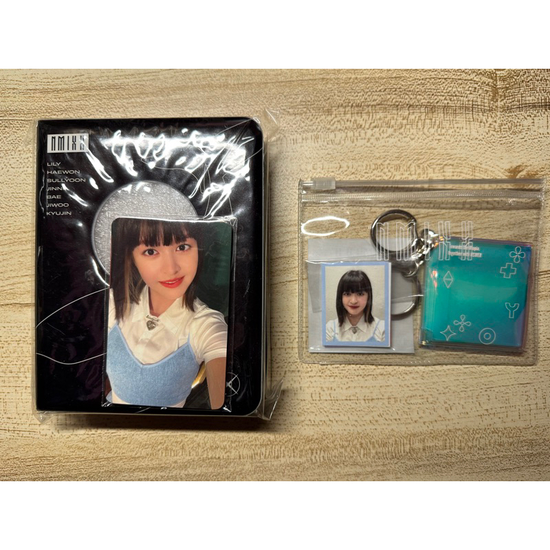 NMIXX MERCHANDISE - COLLECT BOOK SET AND ID PICTURE KEYRING SET