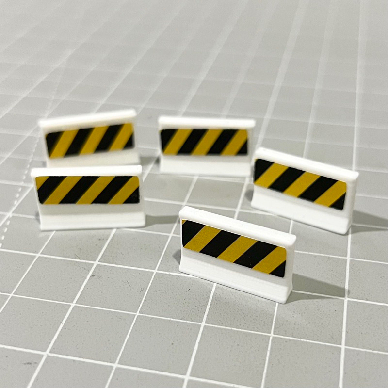 Safety road barrier , construction barricades 5pcs 1/64 scale model