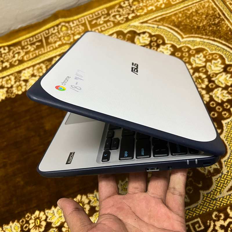 ASUS WHITE PLAYSTORE CHROMEBOOK 4GB RAM 16GB SSD