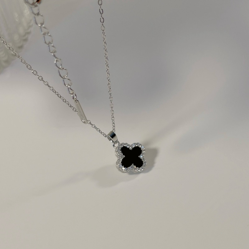 BUTTERCREAM Karina s925 Silver Two Side Four Leaf Clover Reversible Pendant Necklace in Silver