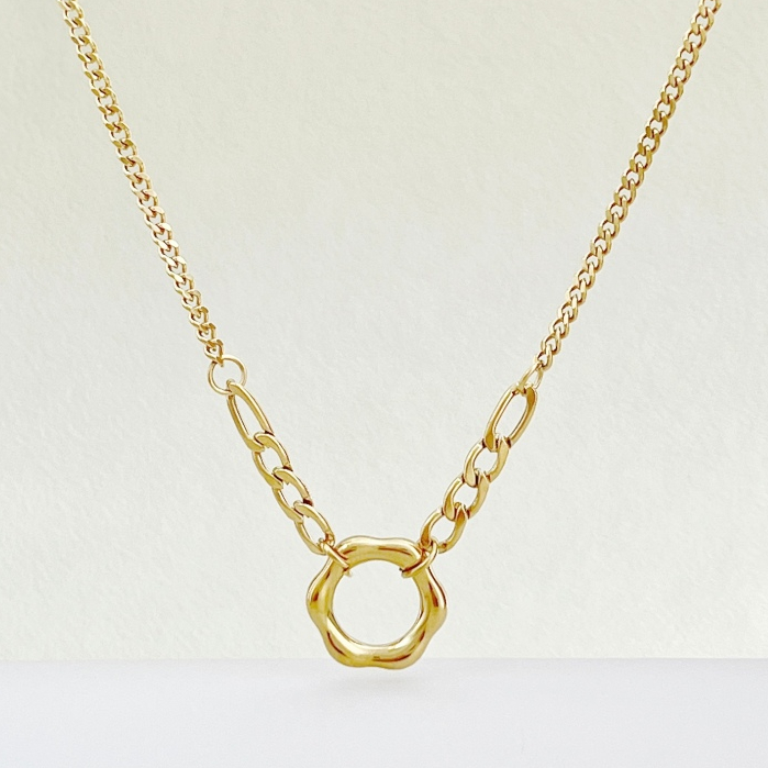 Elegant Gold Necklace with Wavy Ring Pendant | Camilla Necklace