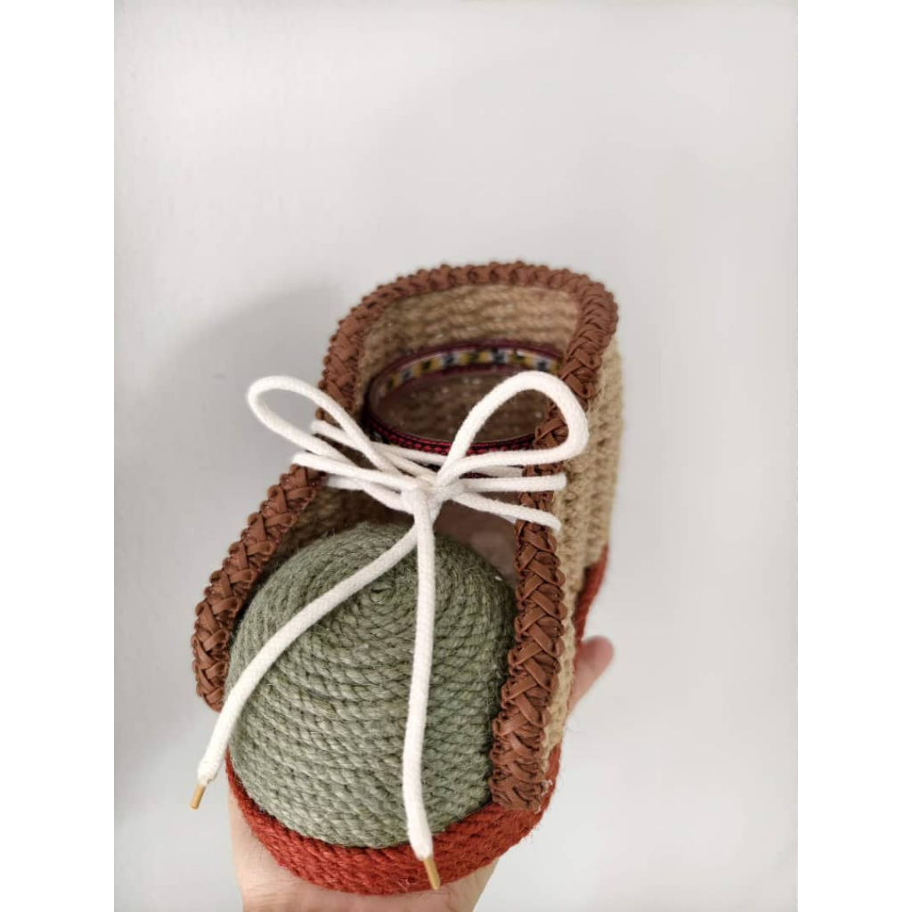 编织运动鞋饰 彩绳鞋子摆件 手工编织创意鞋 Woven Sneaker Ornament Colorful Rope Shoe Décor Handcrafted Creative Shoe