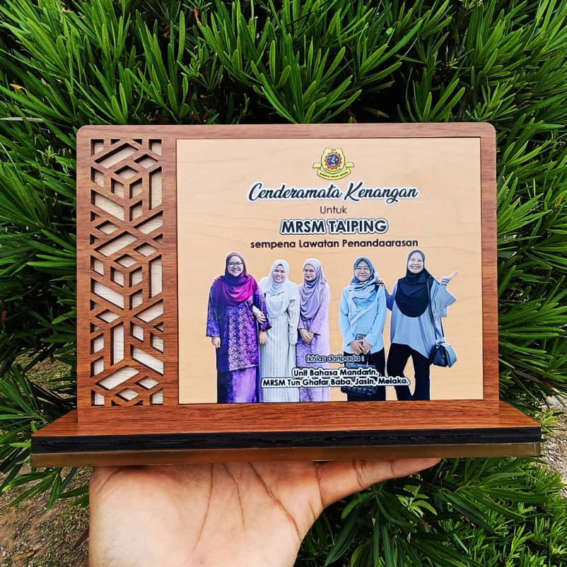 PLAK KAYU / CENDERAMATA KENANGAN BERCORAK / PERSARAAN / PERPINDAHAN (Plak Aneska/Bayuni)