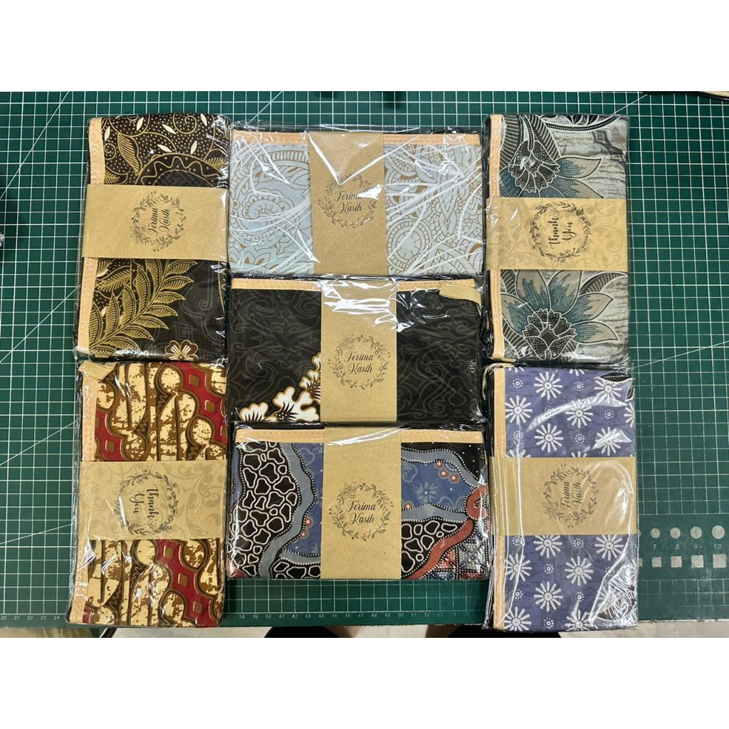 Dompet Batik Cenderahati Premium HMM Saiz Zip 19 sm Pembungkusan Plastik Zip Perkahwinan DoorGift Haji Birthday wallet