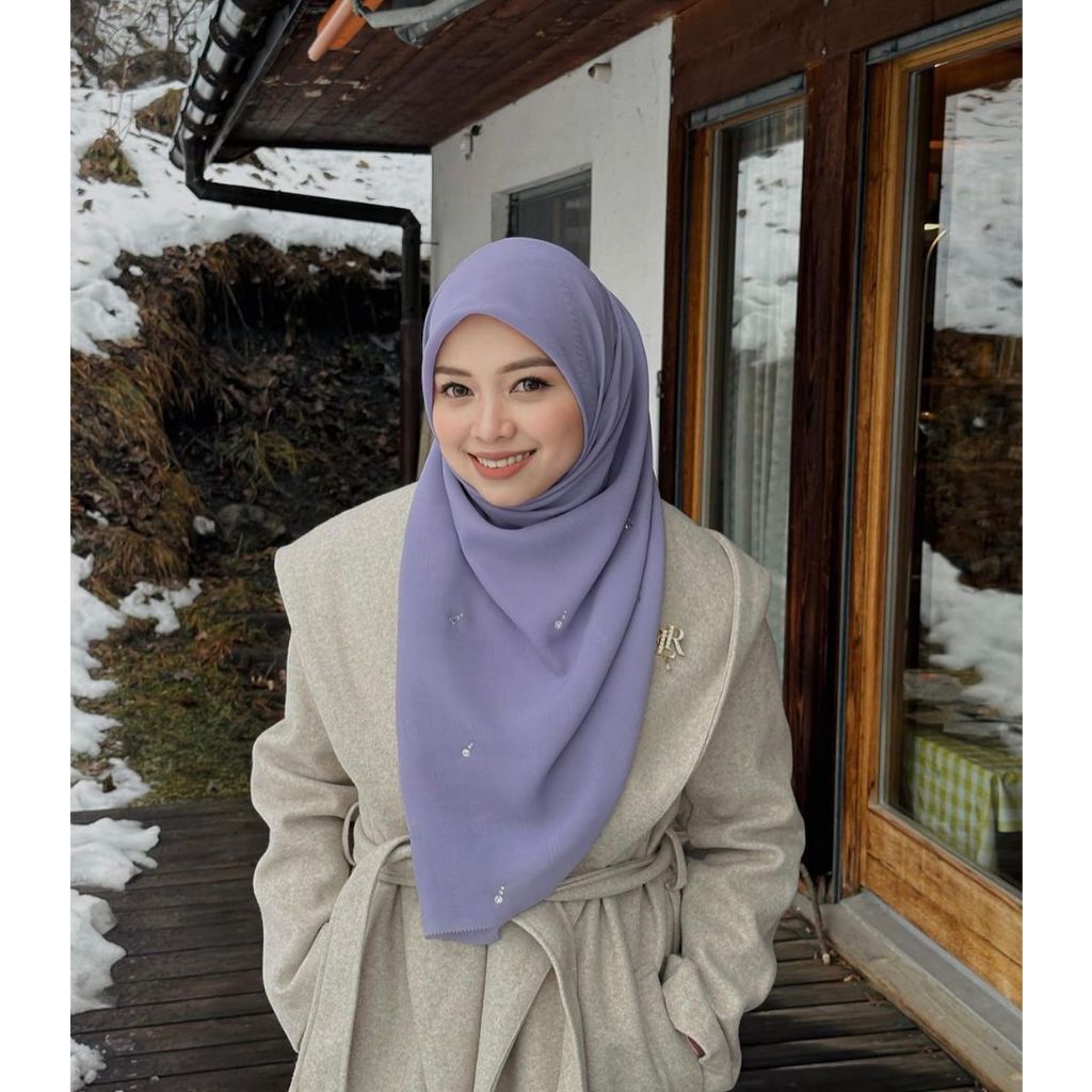 CRAVING MONOGRAM SERIES LEEYANARAHMAN TUDUNG BAWAL BIDANG 45' SQUARE SCARF PLAIN