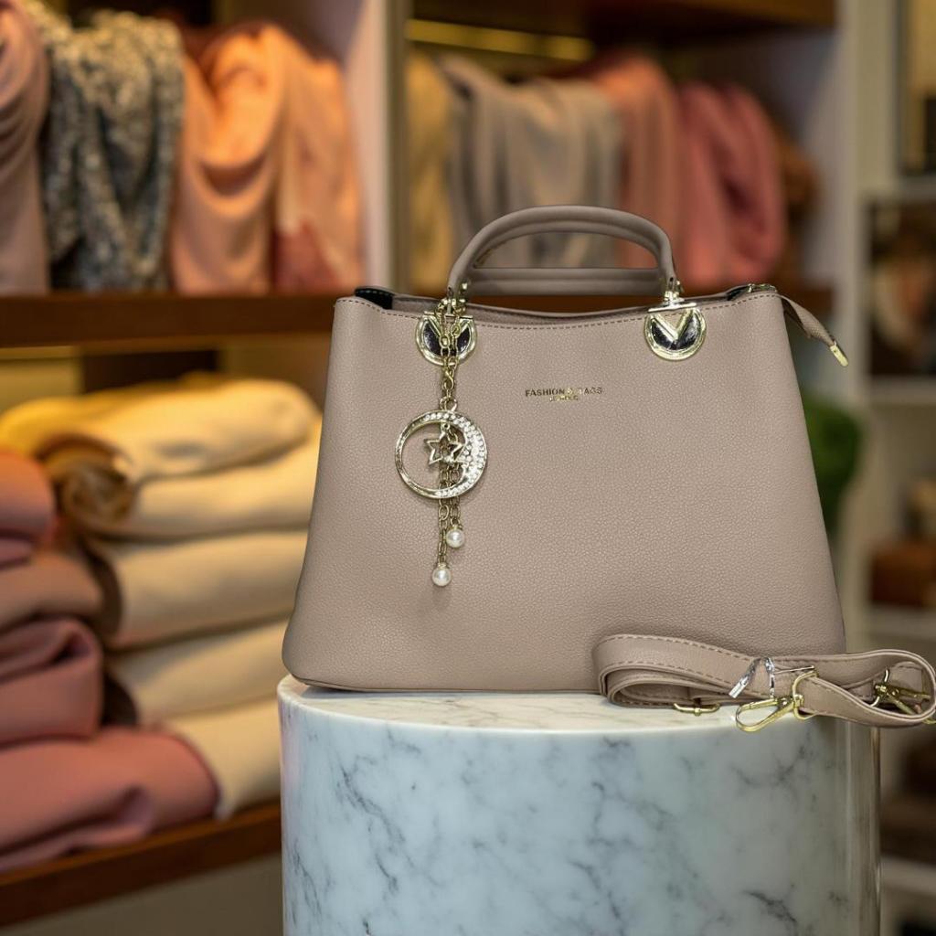 handbag Gaya tanpa kompromi – Beg yang buat semua orang cakap The bag that makes everyone talk