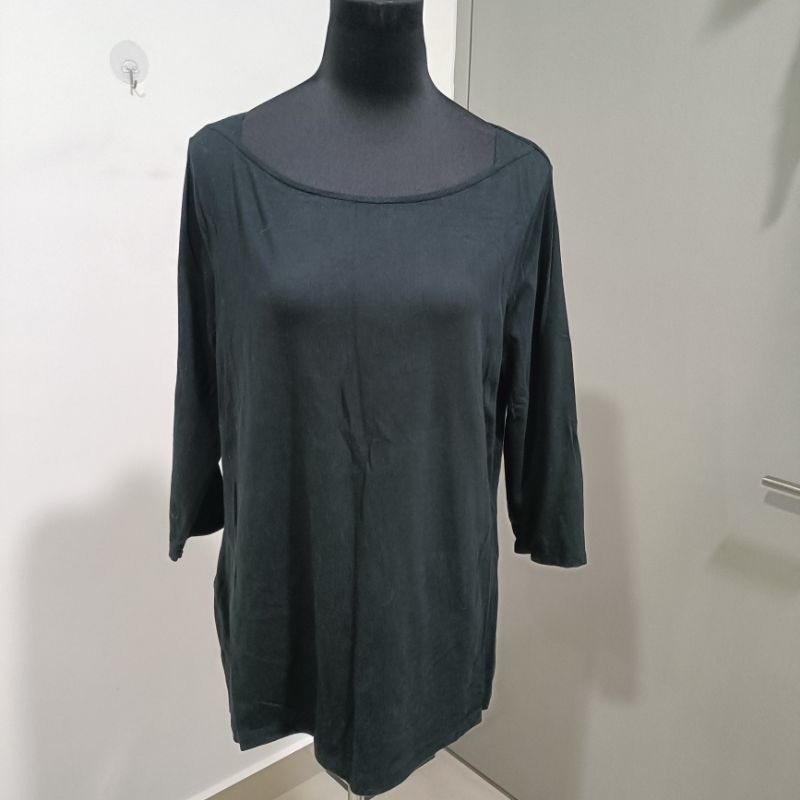 Eco-Friendly Fashion: Preloved T-Shirt - Unique Style for Women P21