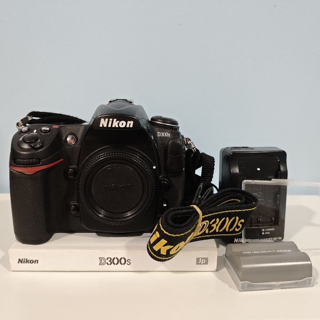 NIKON D300S DX-FORMAT DSLR CAMERA (PRO DSLR MODEL ) WITH ORIGINAL BOX - USED