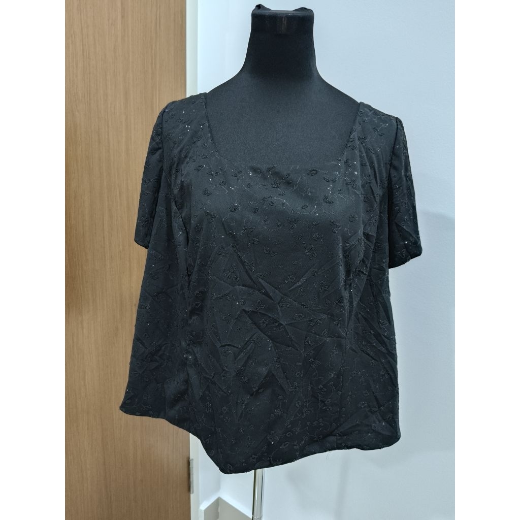 P24/23 Effortless Style: Preloved T-Shirt Blouse – Sustainable Fashion