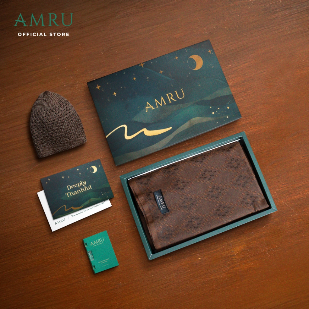 AMRU Nostalgia Essential Set Hadiah Istimewa Gift Box Lelaki Ayah Suami Set Solat (Pelikat+Kopiah)