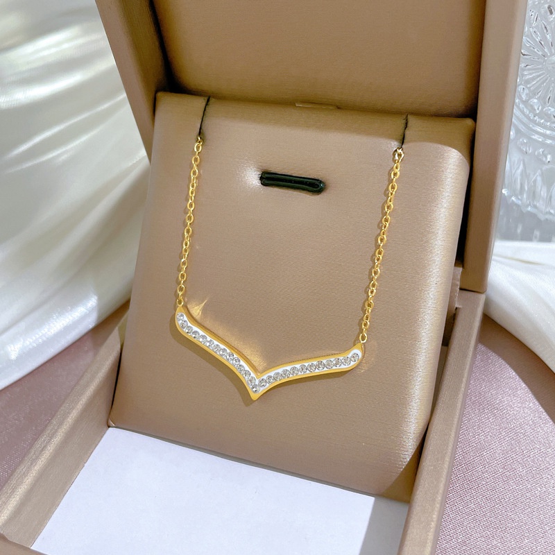 Whole Body Titanium Steel Minimalist Style Full Diamond Large V Furnace Electroplating Real Gold Necklace Female ins Influencer Clavicle Chain Accessories