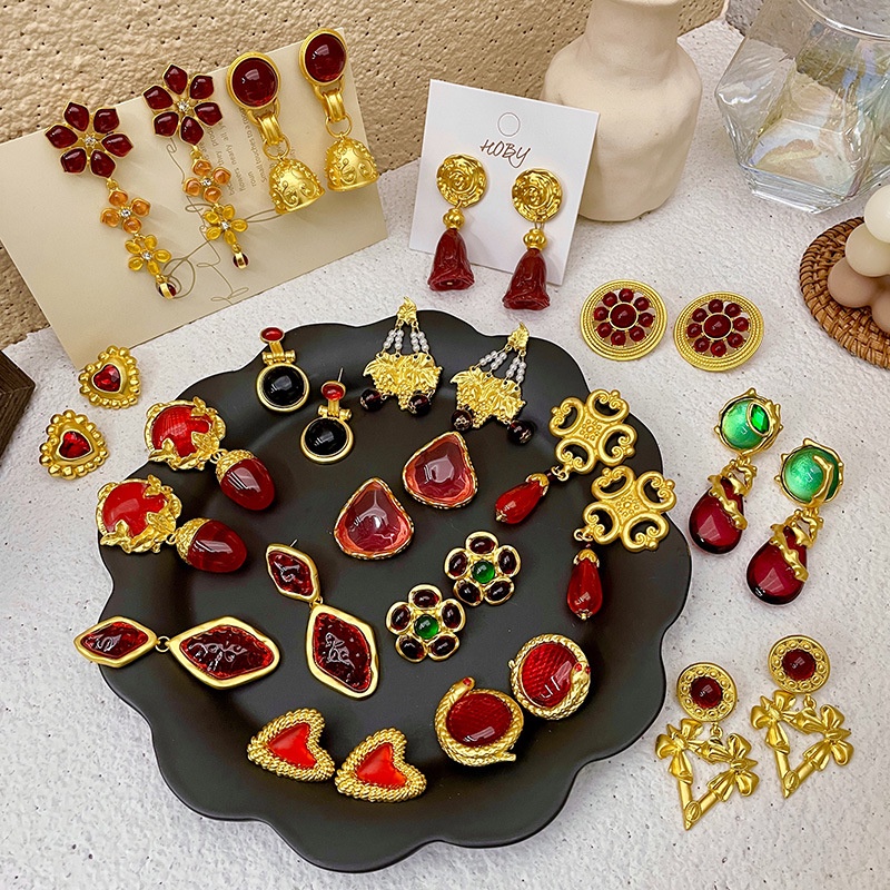 1 Pair Middle Ancient Small Fragrant Wine Red Series Earrings Baroque Style Light Luxury Gold Ruby Earrings for Women