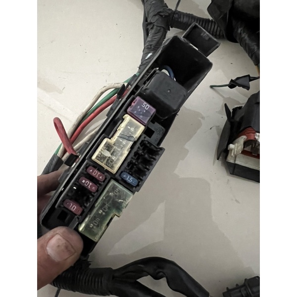 nissan latio nissan tiida fusebox black fuse box battry red wiring battry wiring fuesbox nissan